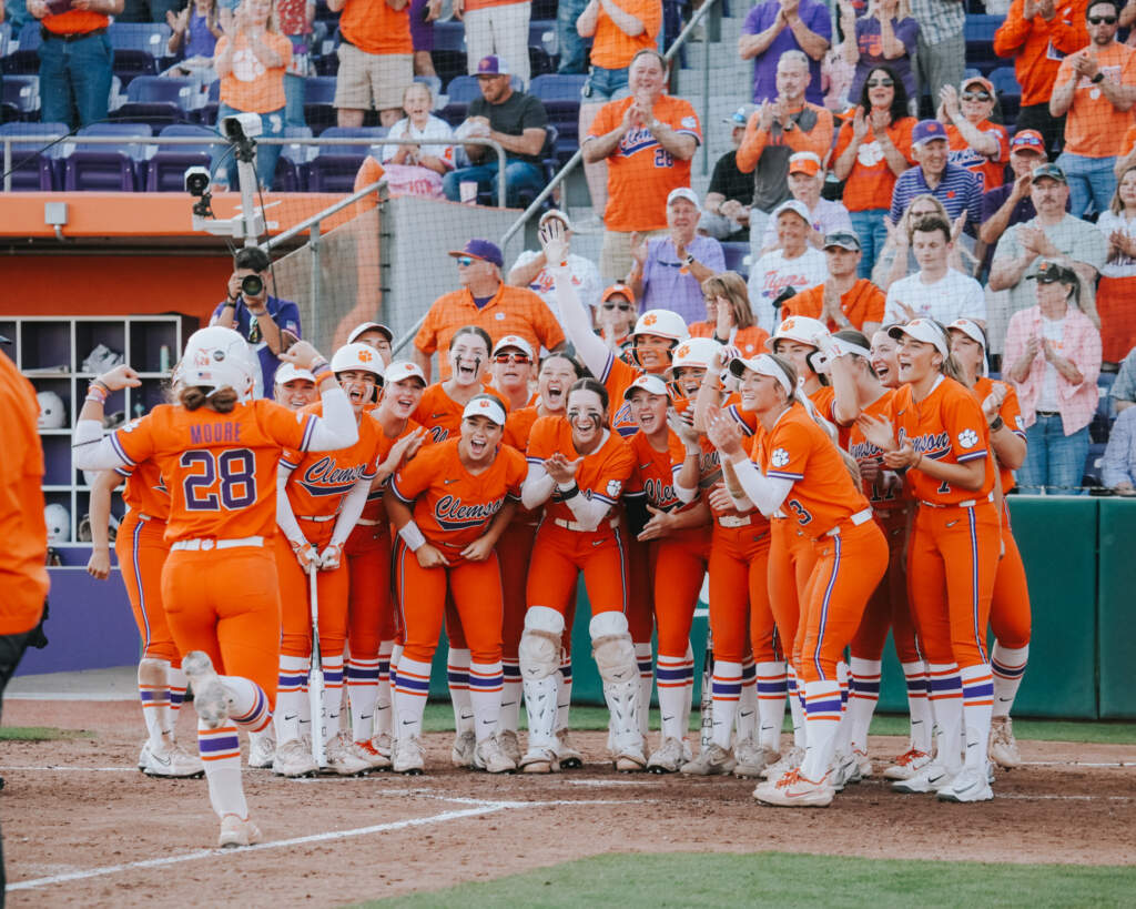 Moore, Cintron Homer as Tigers Clinch Series