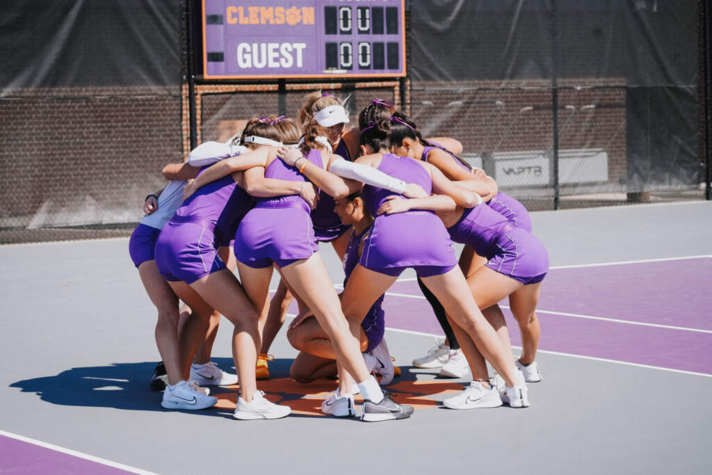 WTEN: Louisville outlasts Clemson, 4-3